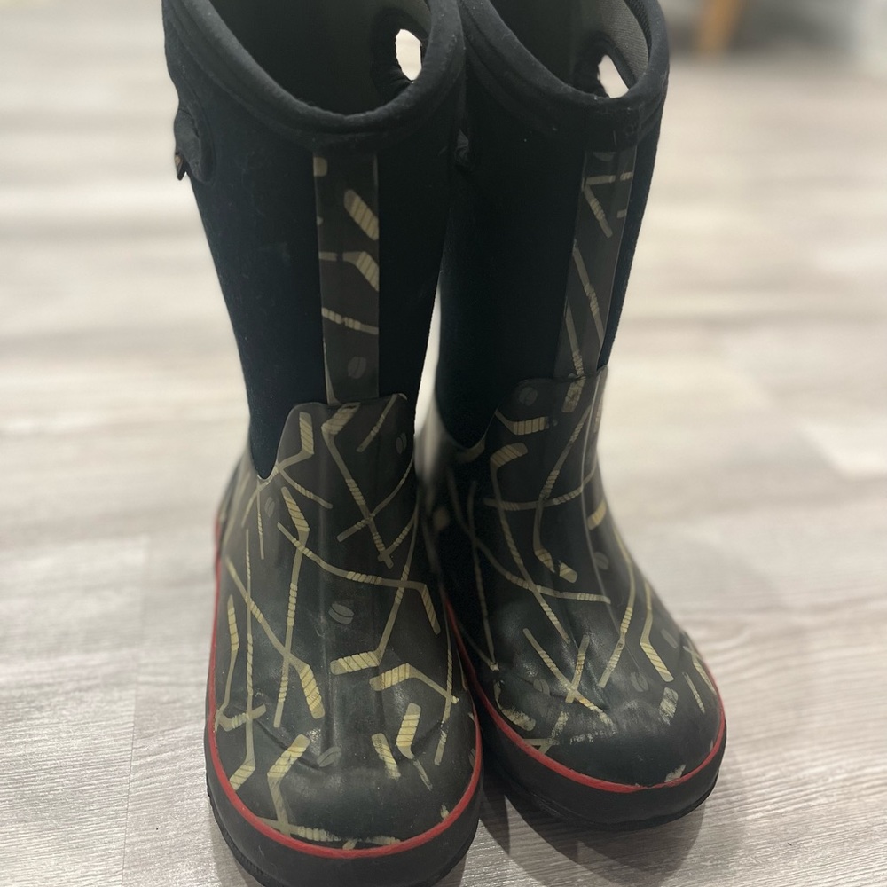 Bogs winter boots size 13 kids